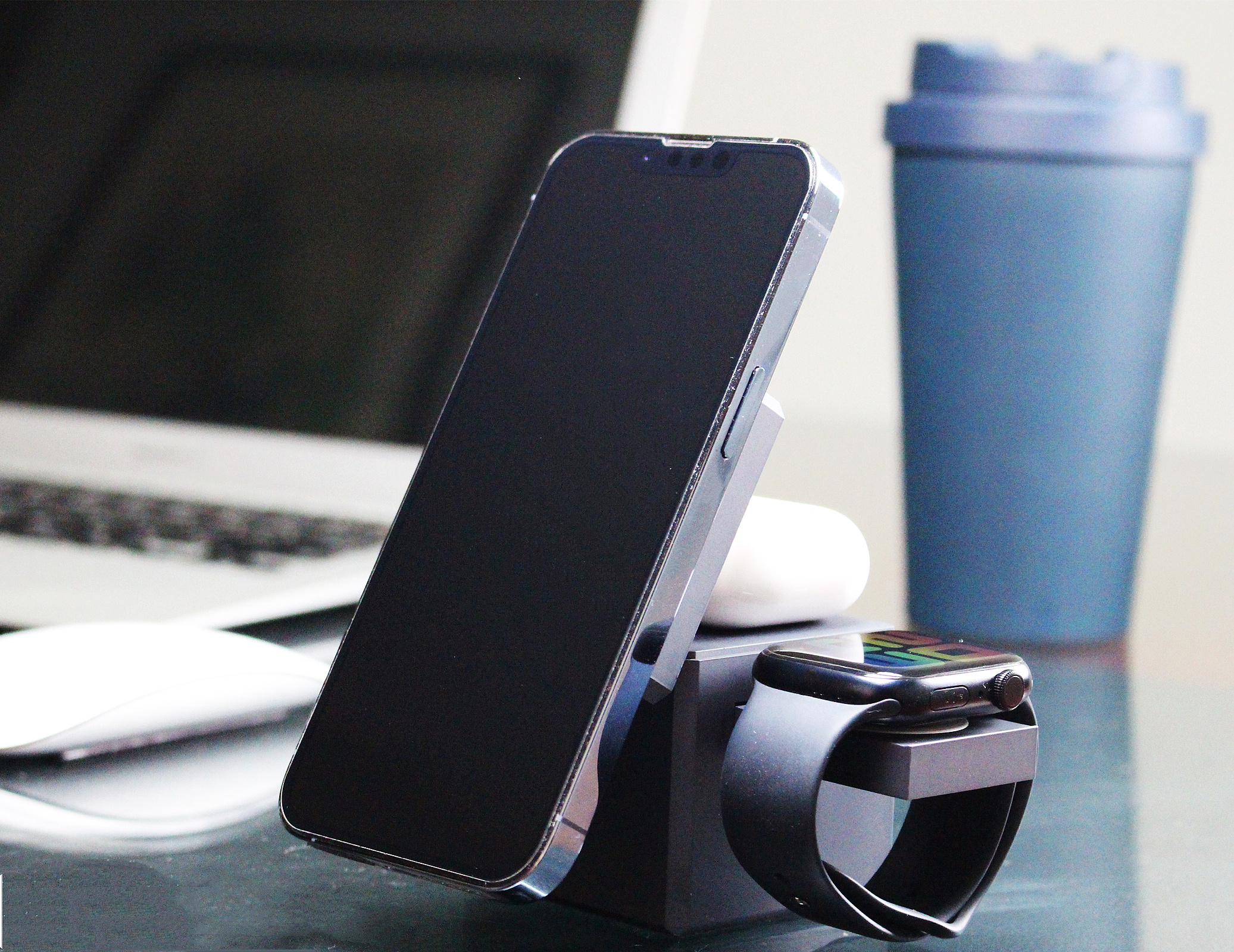 千元充电器？安克Anker磁力魔方一线解决苹果全家桶充电难题