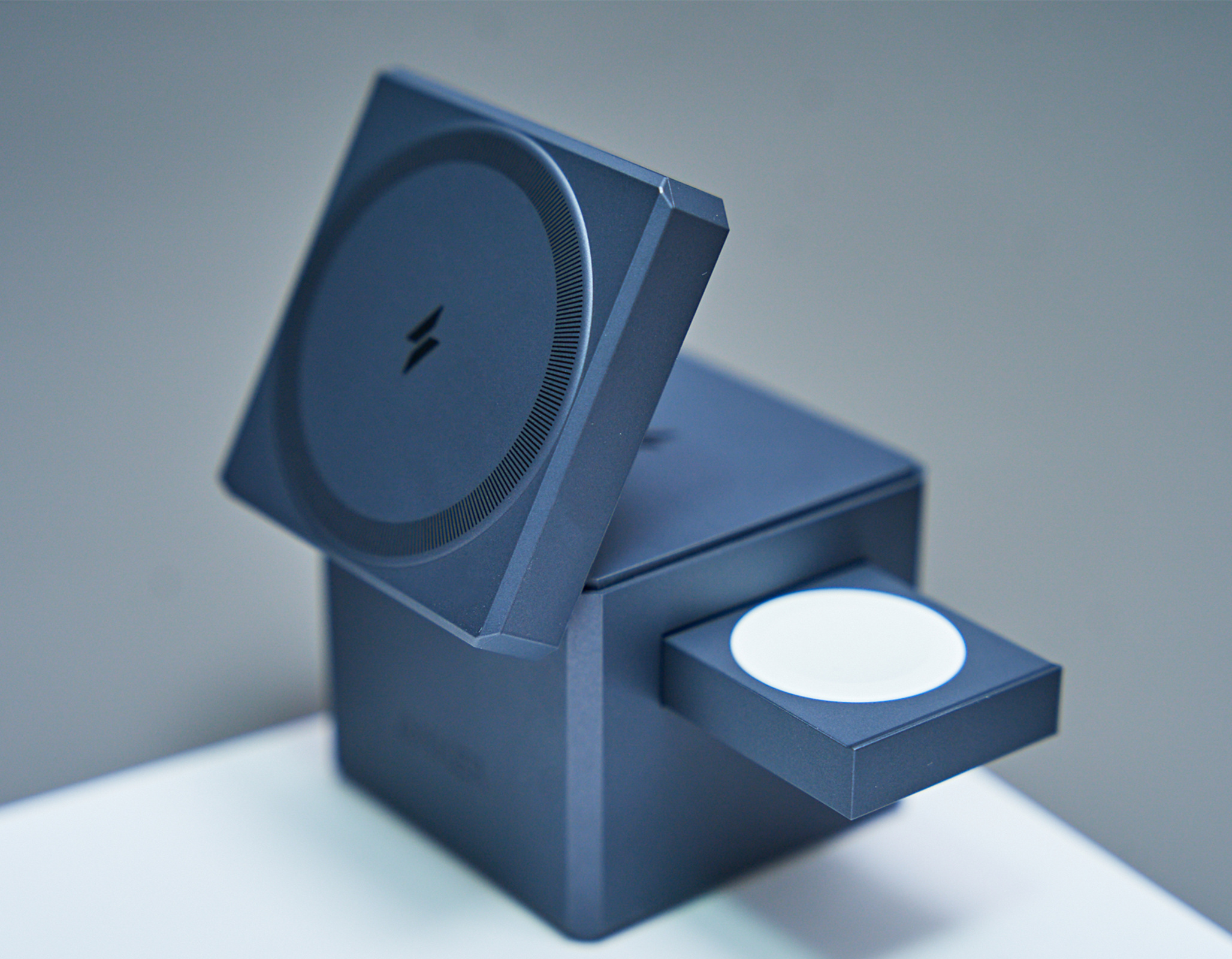 千元充电器？安克Anker磁力魔方一线解决苹果全家桶充电难题