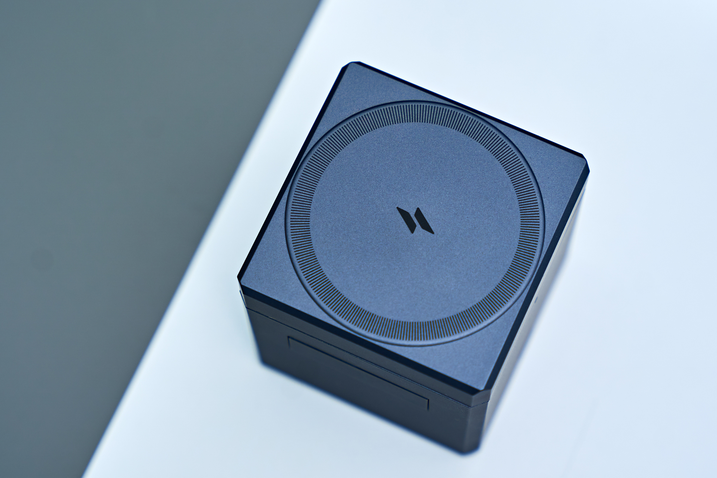 千元充电器？安克Anker磁力魔方一线解决苹果全家桶充电难题