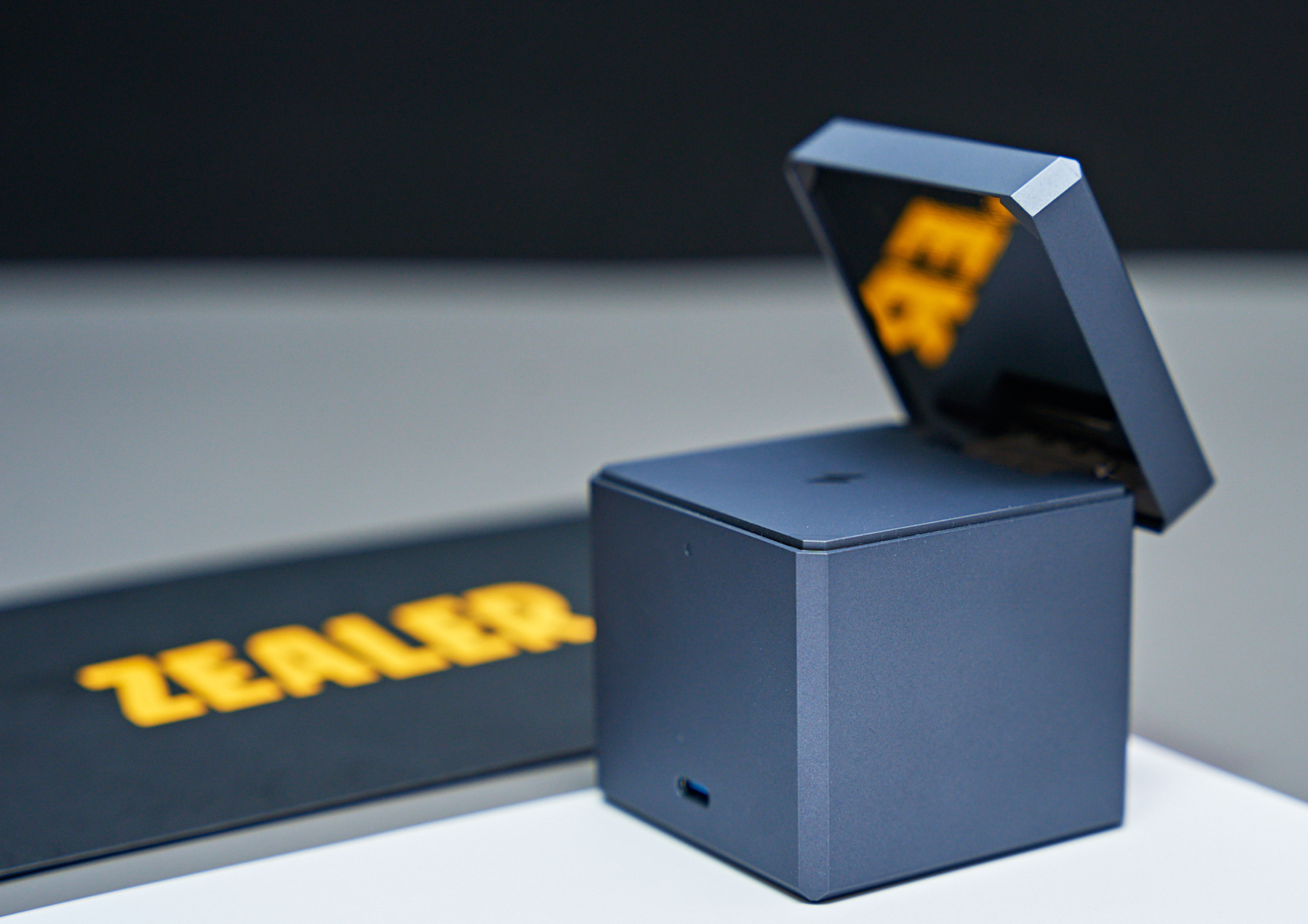 千元充电器？安克Anker磁力魔方一线解决苹果全家桶充电难题