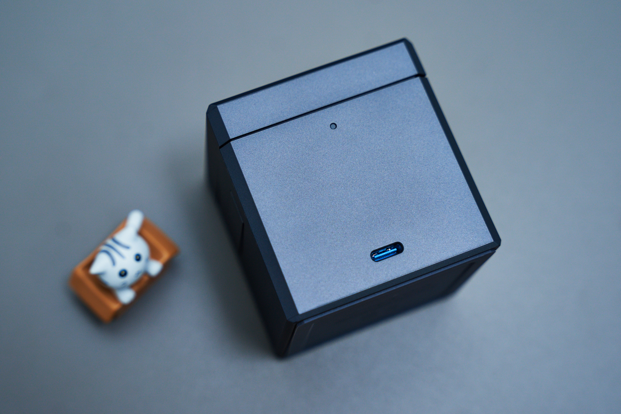 千元充电器？安克Anker磁力魔方一线解决苹果全家桶充电难题