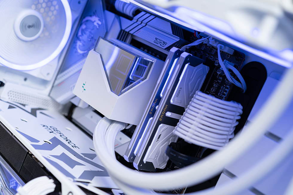 【球盟会】White Moonlight — 打造一台静谧且优雅的性能主机