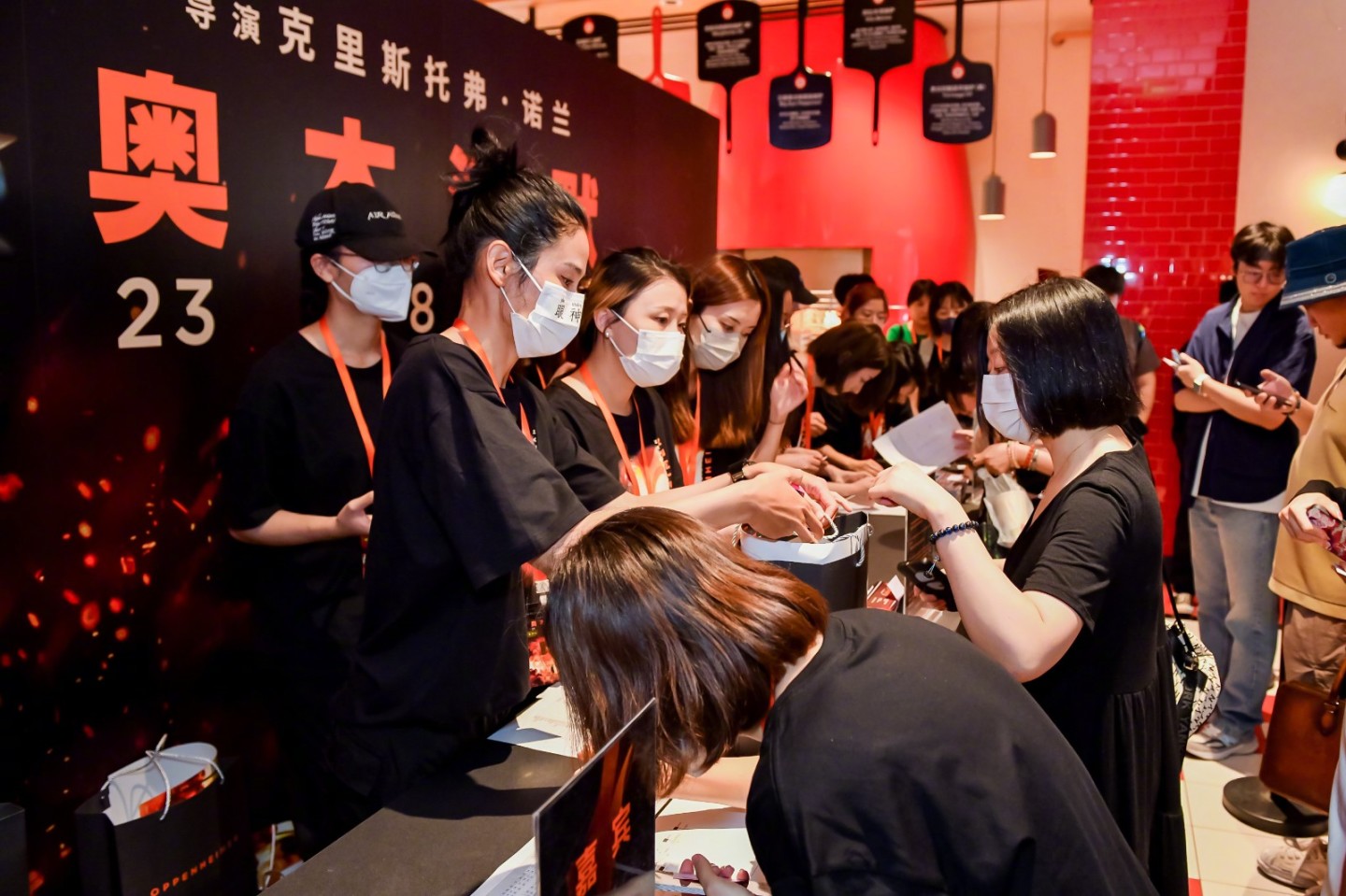 【影視動漫】諾蘭亮相《奧本海默》中國首映禮紅毯 和影迷親切互動-第3張
