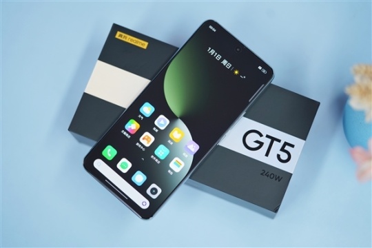 240W秒充+24GB內存僅3799元 真我GT5手機3萬臺快速售罄