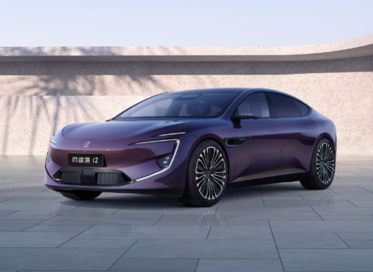 【爱车基地】阿维塔12轿车正式亮相：未来感设计、智能光感全景天幕，年内交付