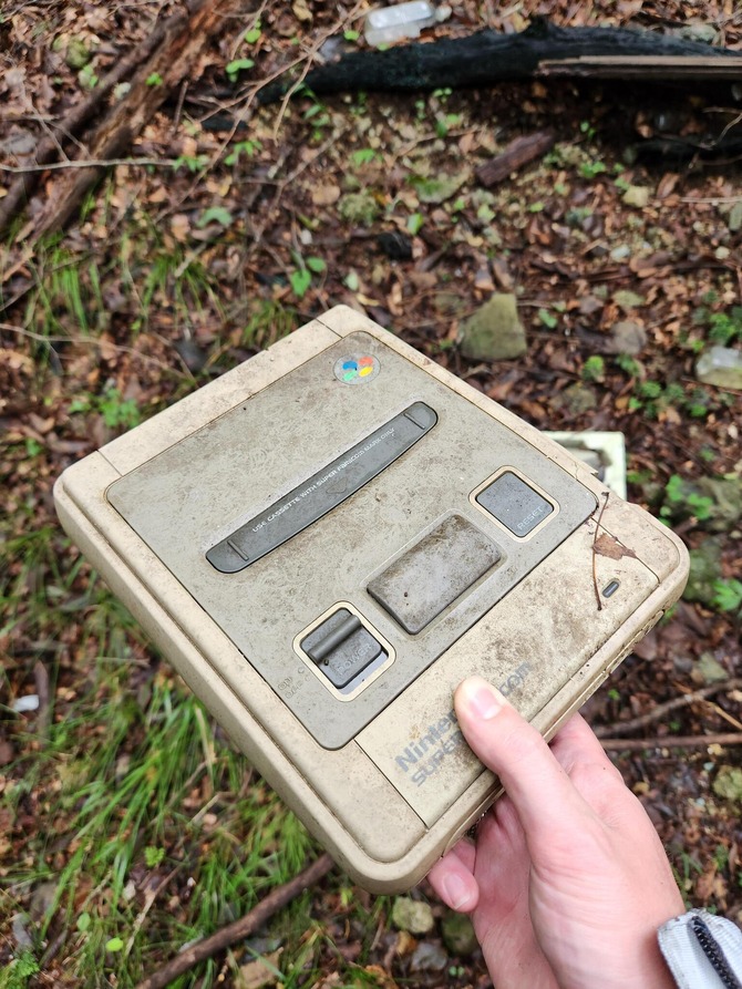【主機遊戲】玩家在山腳下撿到多款珍貴古早遊戲機周邊-第0張