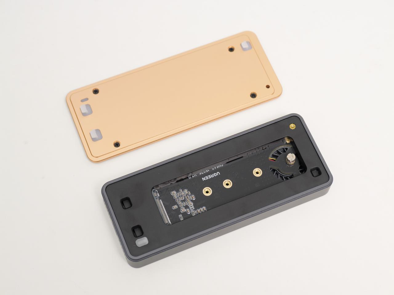 主动散热+纯铝外壳+40Gbps：基本没啥短板的绿联USB4固态硬盘盒