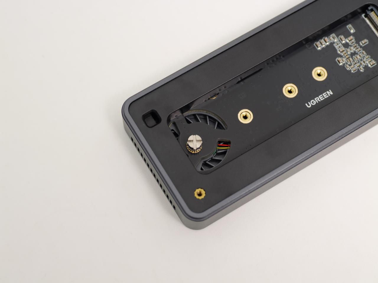 主动散热+纯铝外壳+40Gbps：基本没啥短板的绿联USB4固态硬盘盒