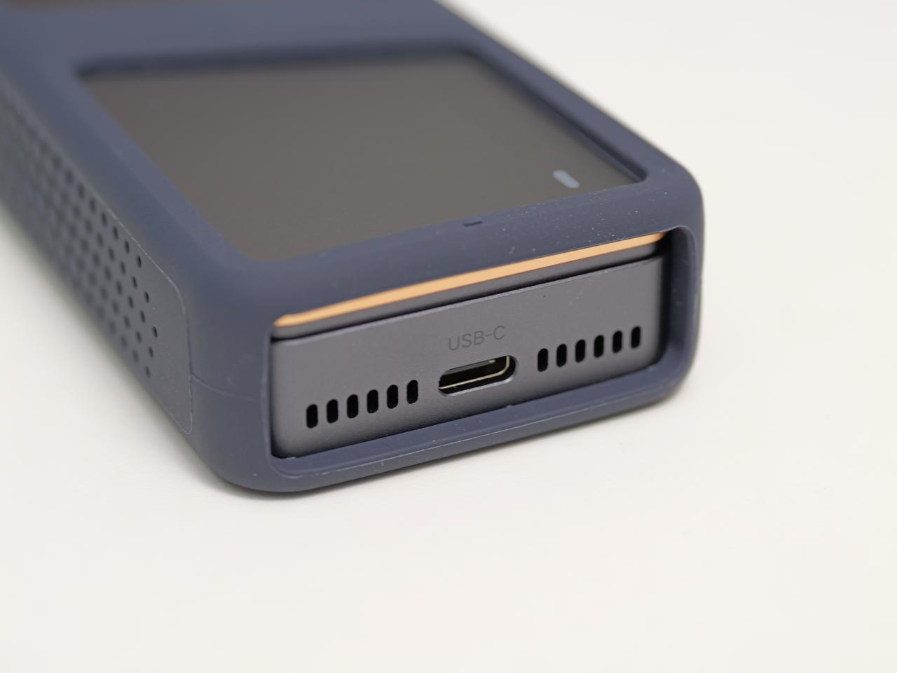 主动散热+纯铝外壳+40Gbps：基本没啥短板的绿联USB4固态硬盘盒