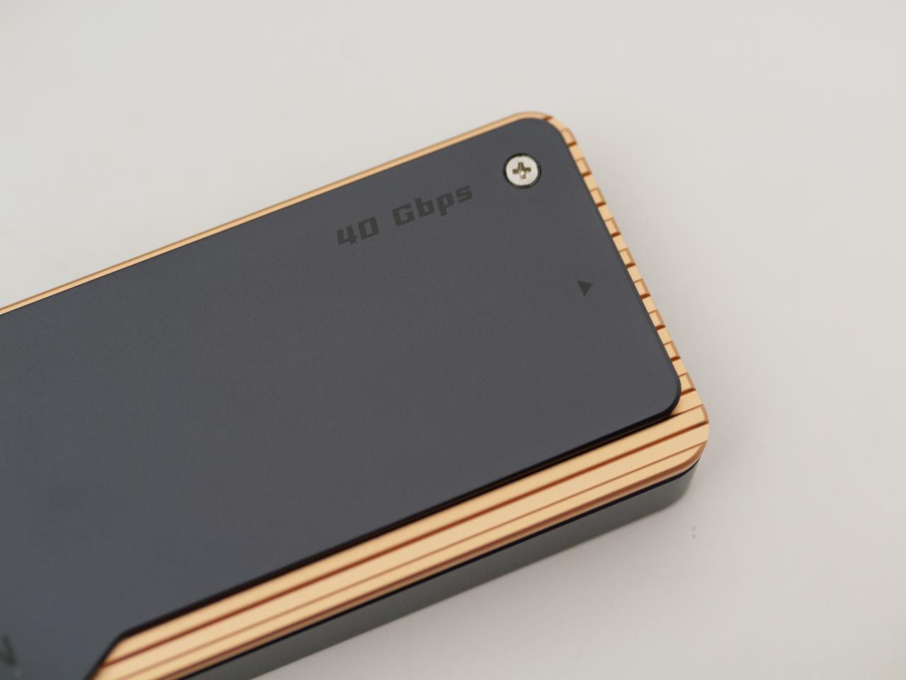 主动散热+纯铝外壳+40Gbps：基本没啥短板的绿联USB4固态硬盘盒