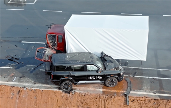 相对速度90km/h撞4.5吨大卡车！方程豹豹8完成对碰跌落试验-第1张