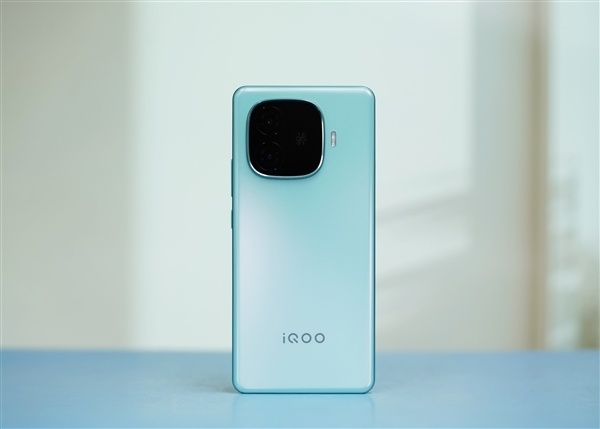 iQOO Z10 Turbo现身跑分平台：确认搭载天玑8400处理器-第1张