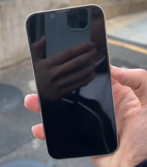 性价比爆棚！苹果iPhone SE 4机模上手：刘海屏+后置单摄