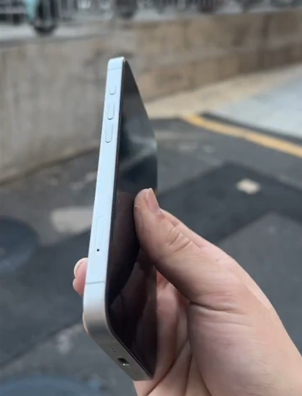 性价比爆棚！苹果iPhone SE 4机模上手：刘海屏+后置单摄
