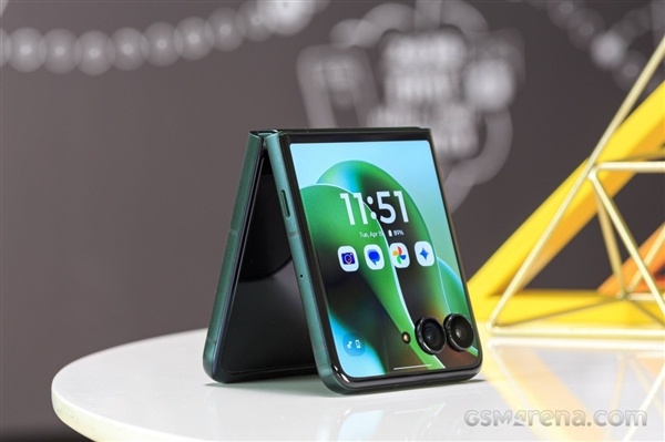 全球首款骁龙8至尊版小折叠!联想moto razr 60 Ultra发布-第0张