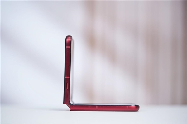 全球首款骁龙8至尊版小折叠!联想moto razr 60 Ultra图赏-第24张