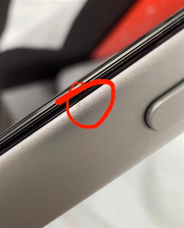 第一批iP17贴膜受害者出现了：边框居然被划伤了 果粉心疼