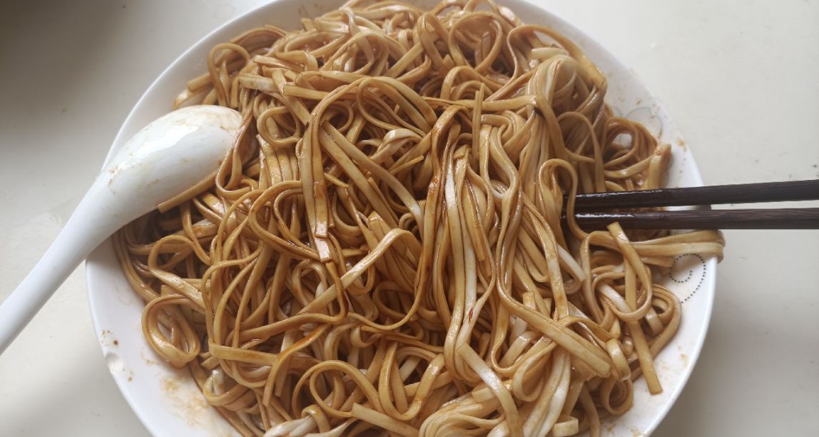 有口鍋就能學會的蔥油拌麪，5分鐘即可開喫