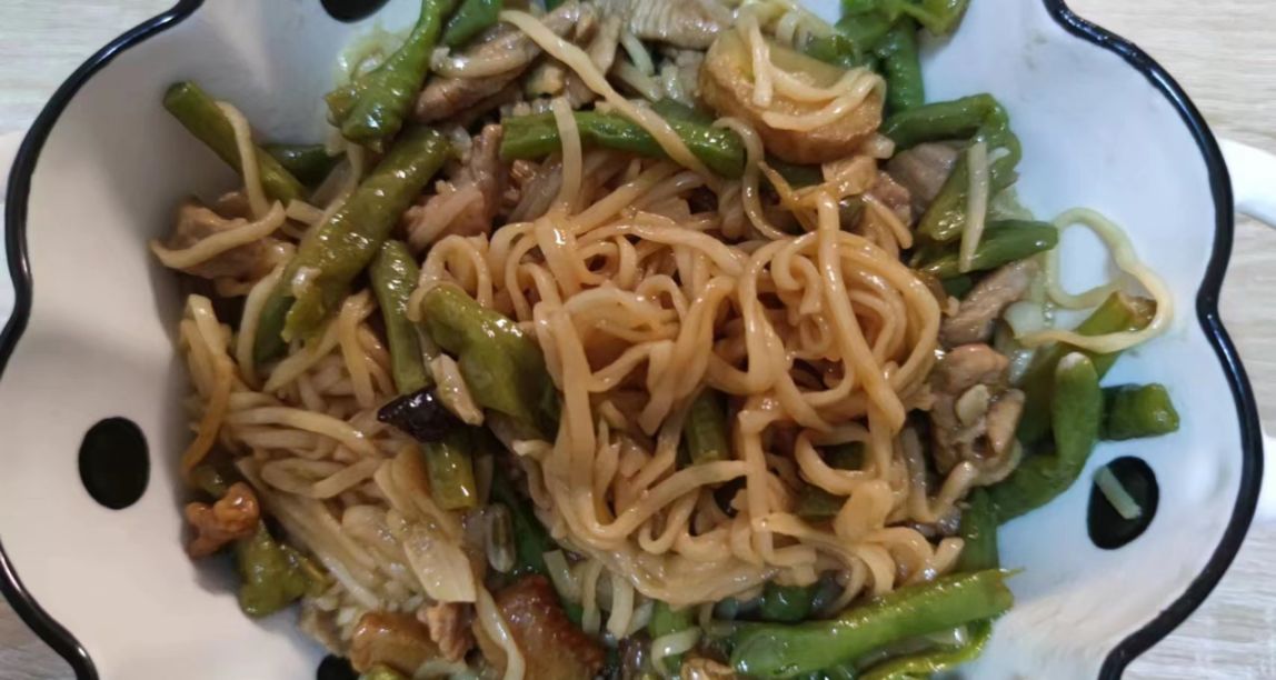 什么？房东姐姐半夜来我屋只为了吃我的焖面