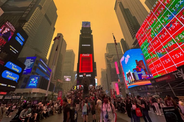 【PC游戏】"欢迎来到地狱": 在纽约雾霾下的《暗黑破坏神4》广告照片-第1张