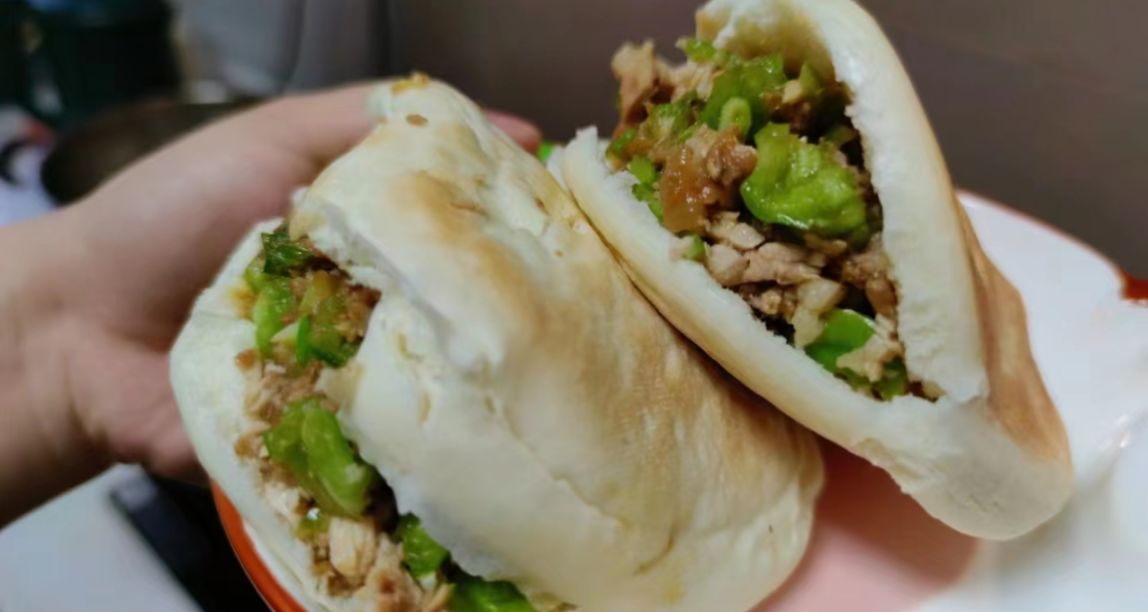 什麼？女領導半夜在我被子裏只爲了喫肉夾饃？