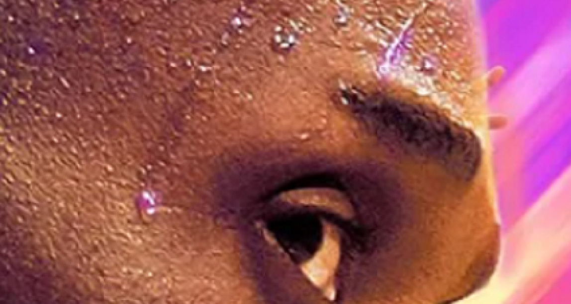 《NBA2K24》的封面裏，有人在科比的腦袋後比