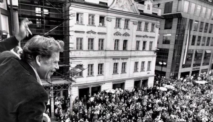 米兰·昆德拉离世：享年94岁，曾著《不能承受的生命之轻》