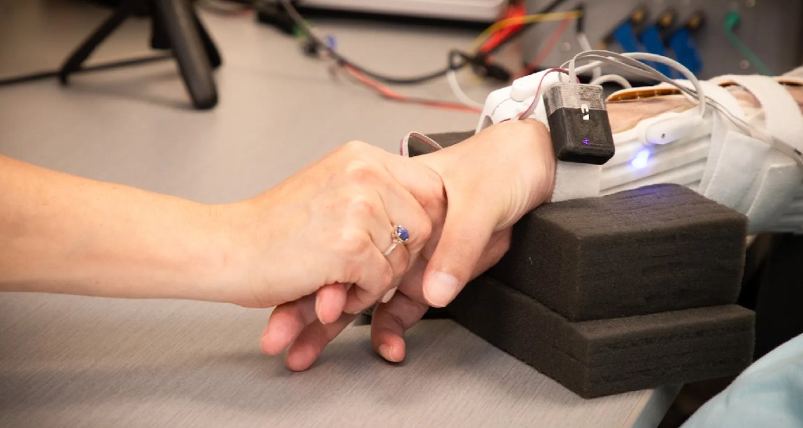 脑-机连接！大脑植入芯片助瘫痪男子重获触觉