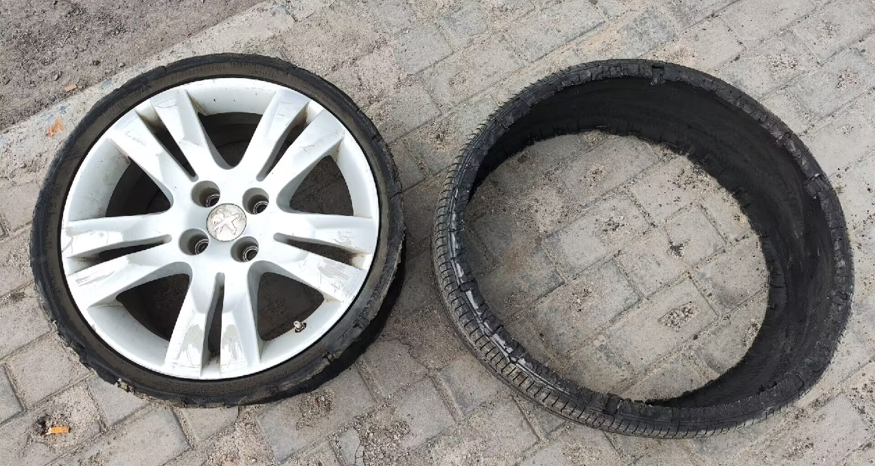 高速公路爆胎自救指南