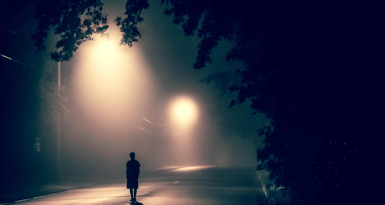 一個人纔是常態，坐在車裏抽菸的時候，你是否真的在想些什麼？