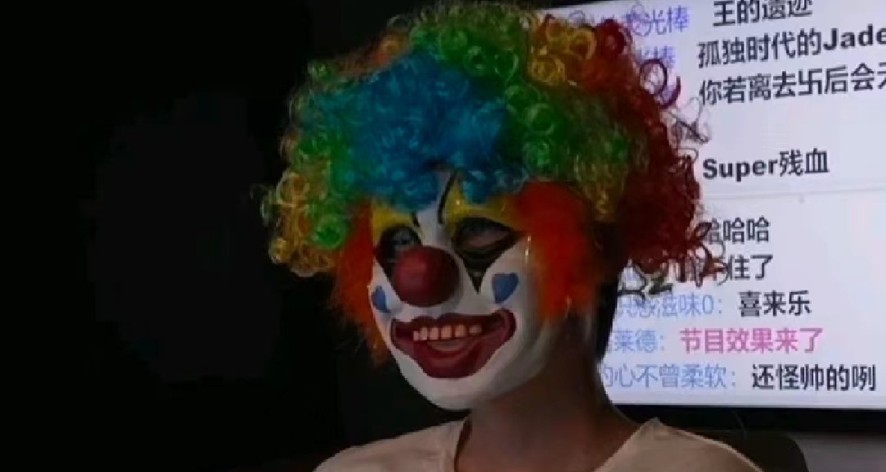 超级小桀重返哥谭大舞台，讲述被校园霸凌往事