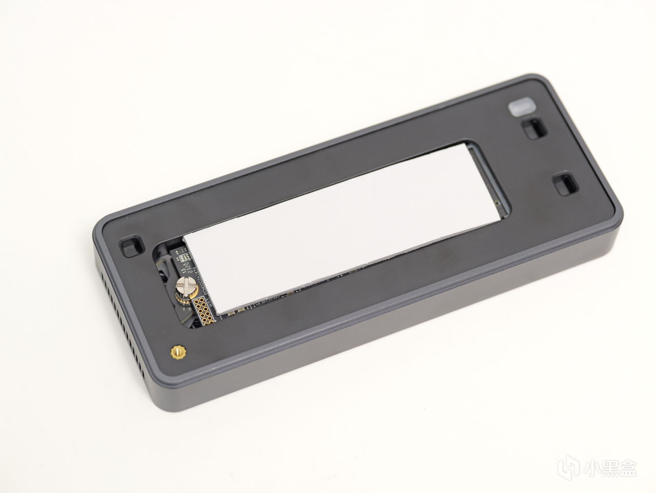 主动散热+纯铝外壳+40Gbps：基本没啥短板的绿联USB4固态硬盘盒