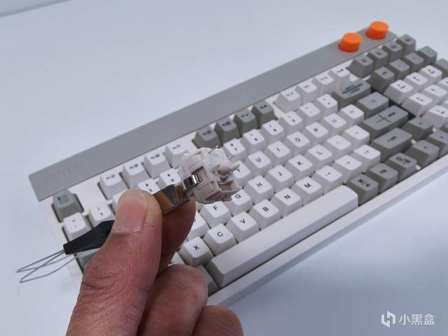 【球盟会】复古与科技的碰撞，洛斐小方三模机械键盘