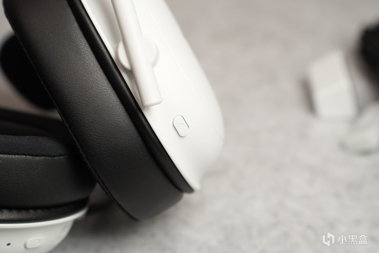 是极速版但好像跟专业版没什么区别的  雷蛇旋风黑鲨V2极速版开箱