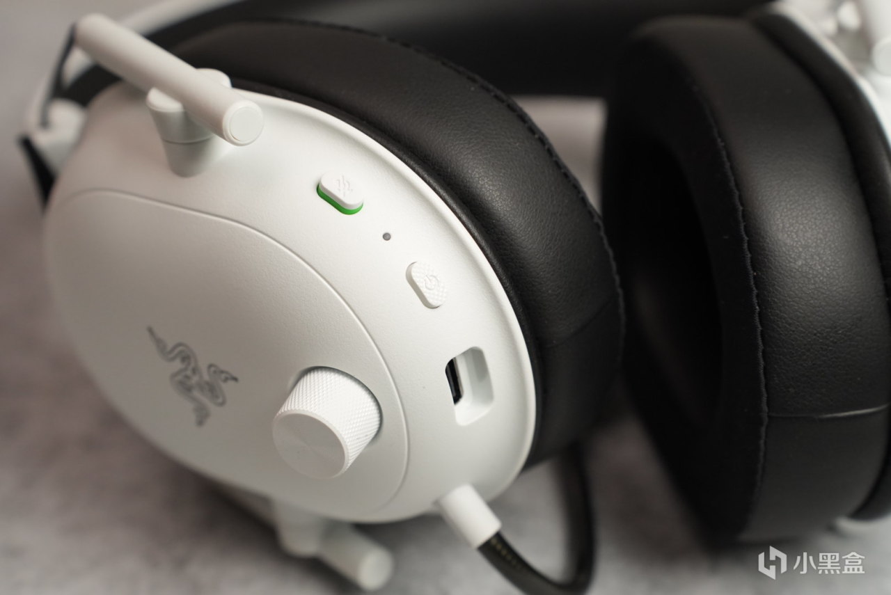 是极速版但好像跟专业版没什么区别的  雷蛇旋风黑鲨V2极速版开箱