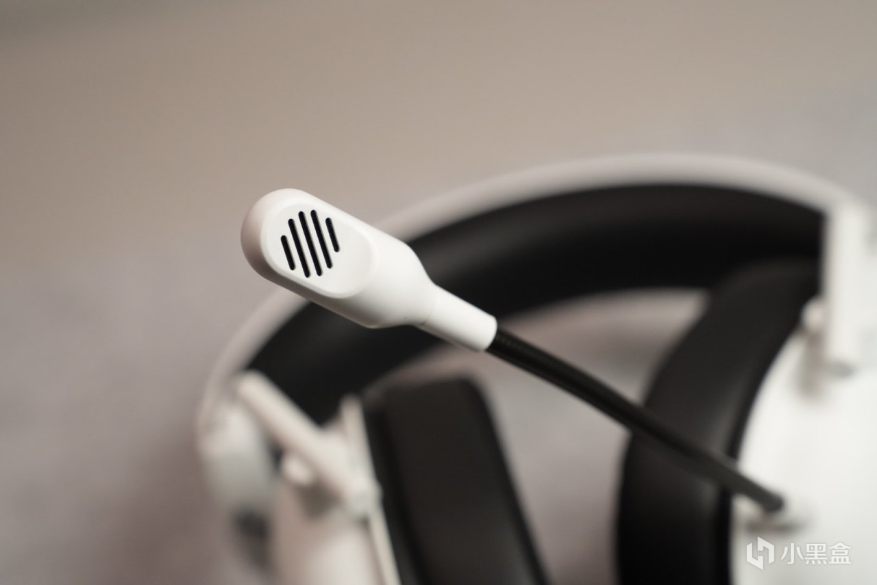 是极速版但好像跟专业版没什么区别的  雷蛇旋风黑鲨V2极速版开箱