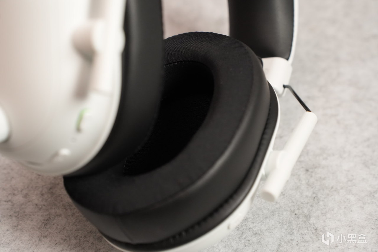 是极速版但好像跟专业版没什么区别的  雷蛇旋风黑鲨V2极速版开箱