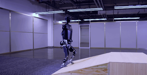全球首个纯电驱拟人奔跑的全尺寸人形机器人“天工”发布！-第2张