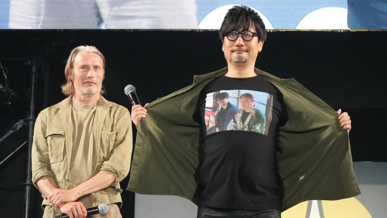 小岛秀夫身穿印有与拔叔"约会"照片的自制T恤亮相动漫展-第1张