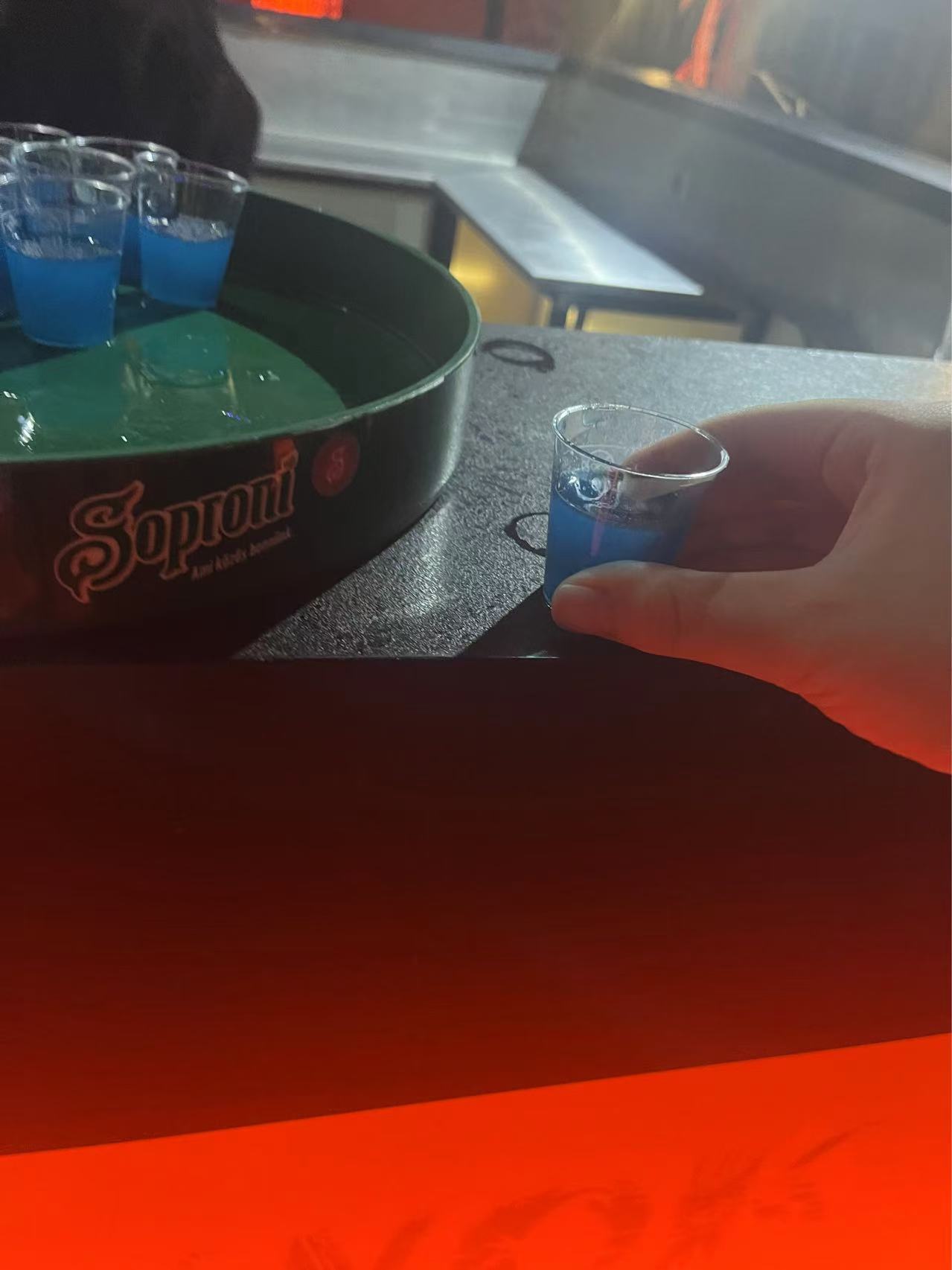 【球盟会】在万圣节的酒吧里被匈牙利妹子邀请跳舞是什么样的体验？