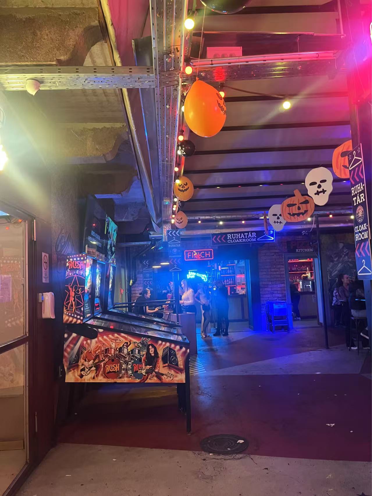 【球盟会】在万圣节的酒吧里被匈牙利妹子邀请跳舞是什么样的体验？