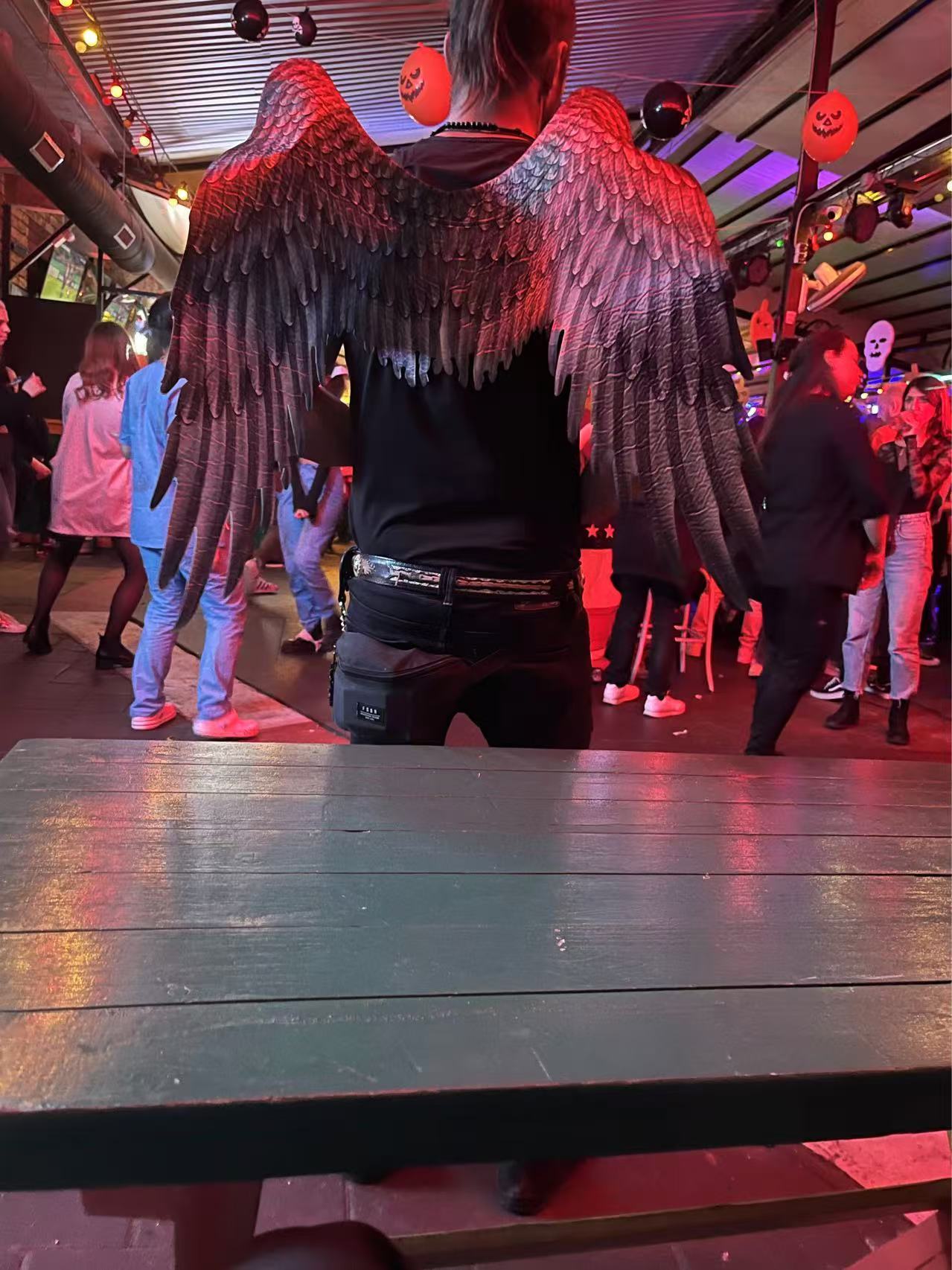 【球盟会】在万圣节的酒吧里被匈牙利妹子邀请跳舞是什么样的体验？