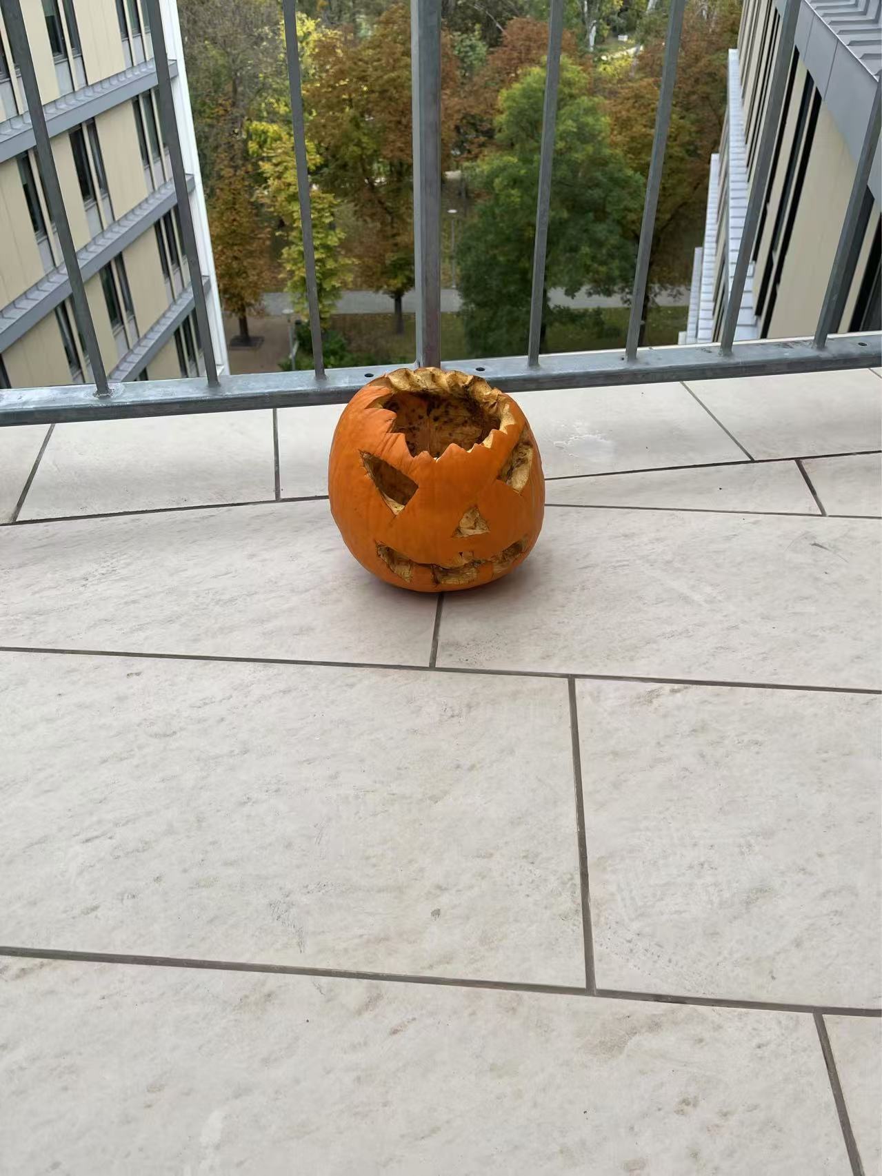 【球盟会】在万圣节的酒吧里被匈牙利妹子邀请跳舞是什么样的体验？