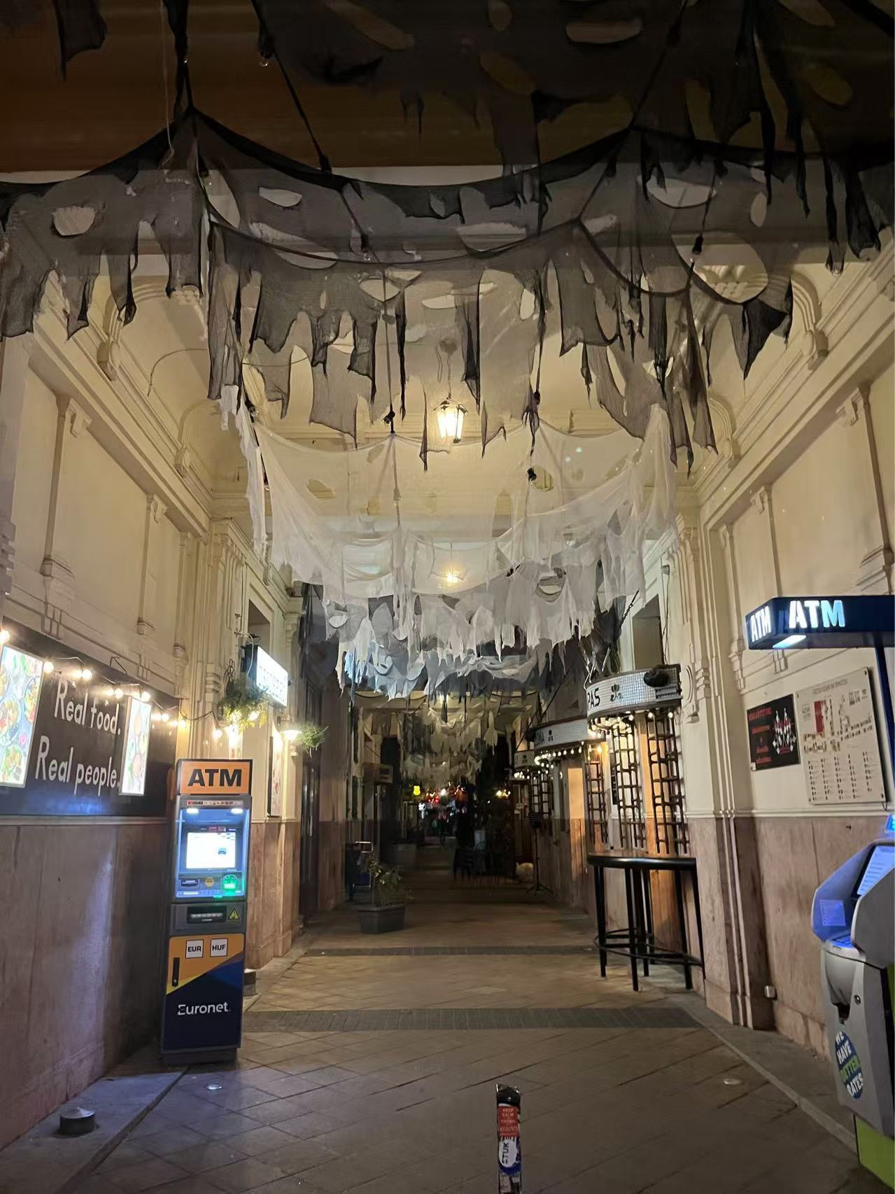 【球盟会】在万圣节的酒吧里被匈牙利妹子邀请跳舞是什么样的体验？