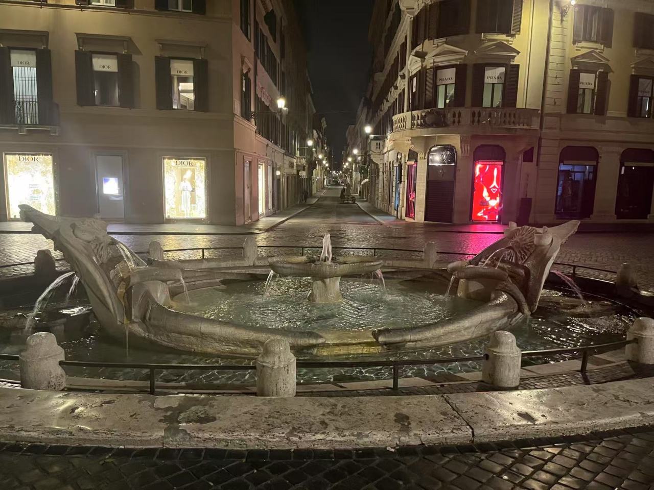 一个人半夜三更在罗马城里闲逛是一种什么样的体验？