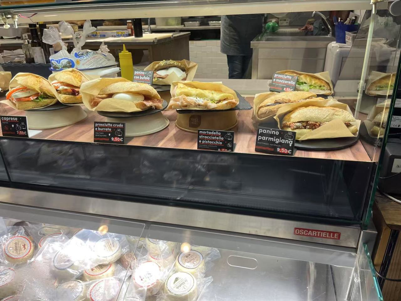 罗马旅游的最后一站，我造访了当年凯撒遇刺的银塔广场