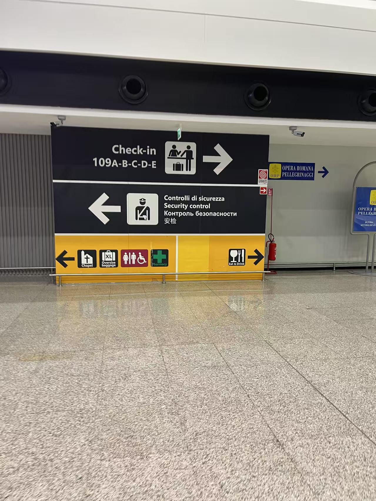 罗马旅游的最后一站，我造访了当年凯撒遇刺的银塔广场