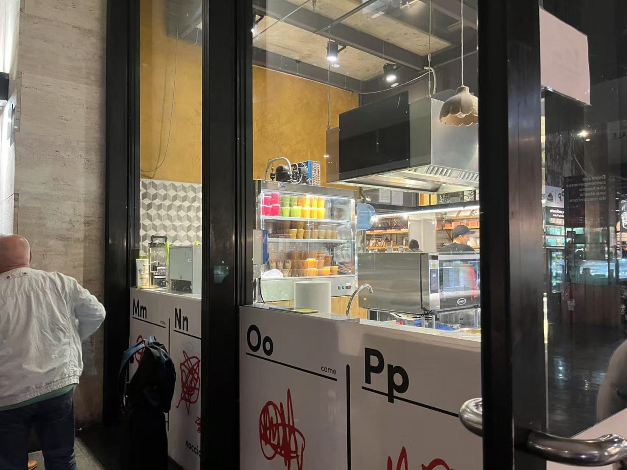 罗马旅游的最后一站，我造访了当年凯撒遇刺的银塔广场