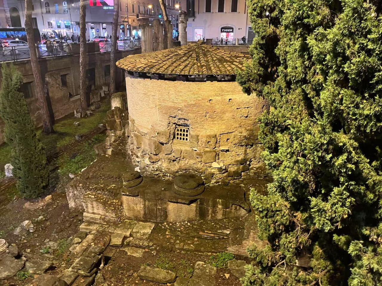 罗马旅游的最后一站，我造访了当年凯撒遇刺的银塔广场