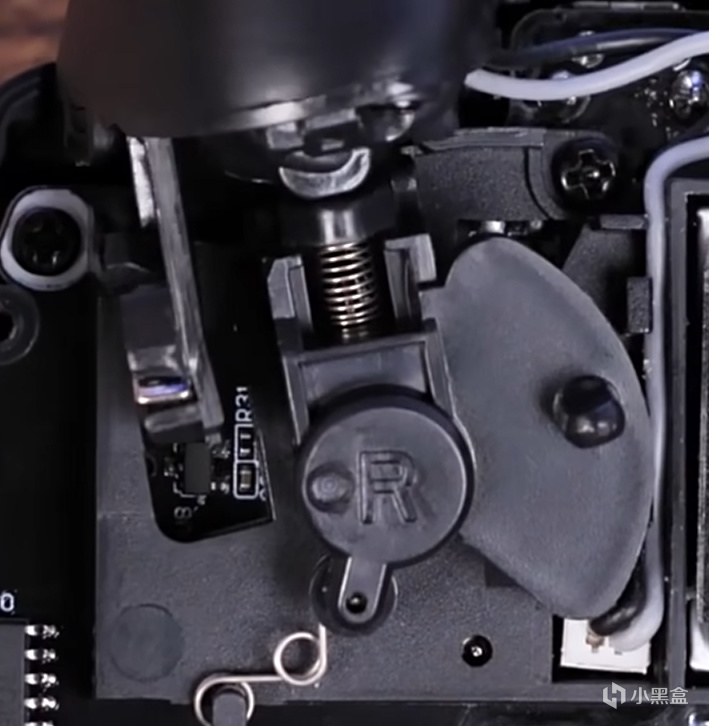 是要扳机震动还是自适应扳机？保姆级手柄扳机选择指南